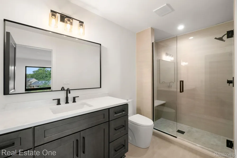 933 Robinhood Road Bloomfield Charter Township, MI 48304