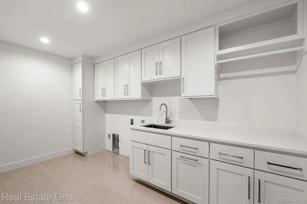 933 Robinhood Road Bloomfield Charter Township, MI 48304