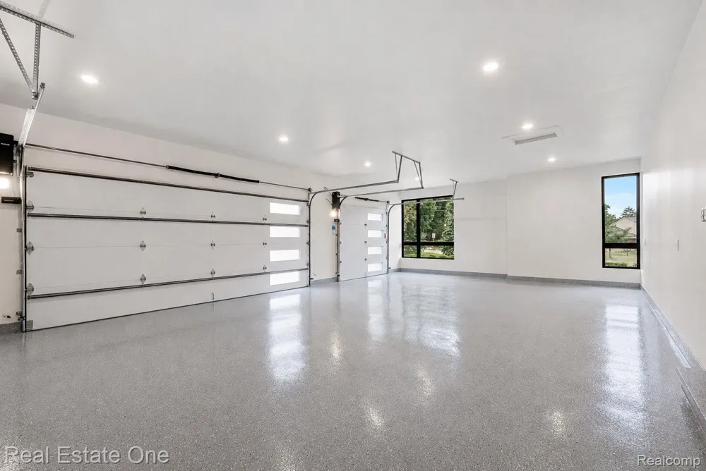 933 Robinhood Road Bloomfield Charter Township, MI 48304