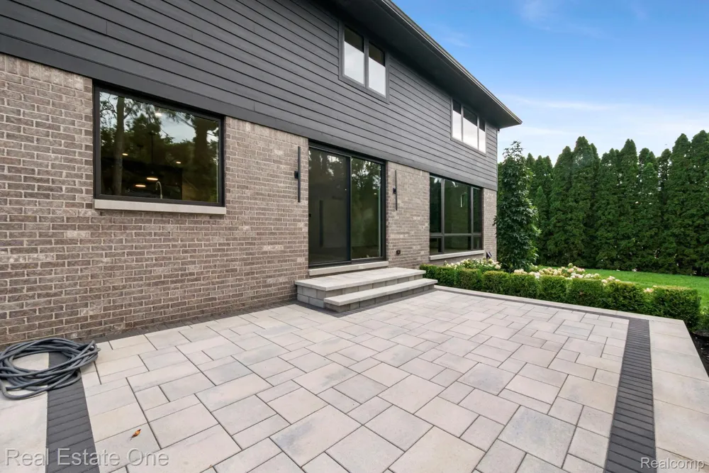 933 Robinhood Road Bloomfield Charter Township, MI 48304