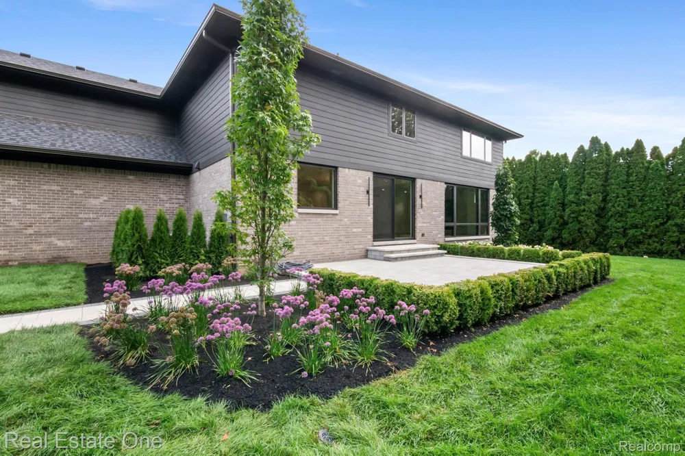 933 Robinhood Road Bloomfield Charter Township, MI 48304