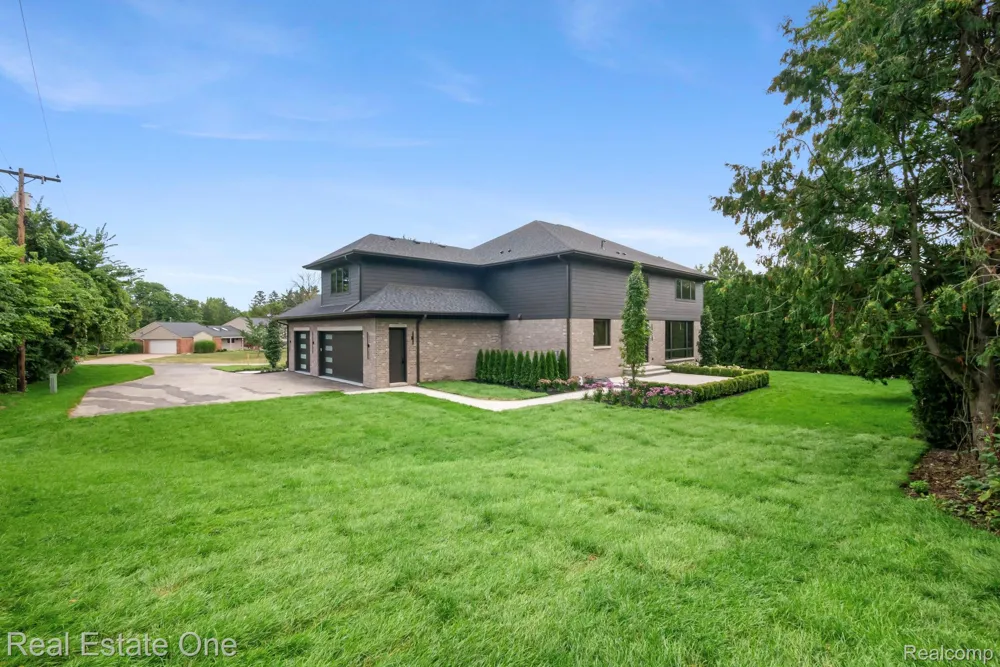 933 Robinhood Road Bloomfield Charter Township, MI 48304