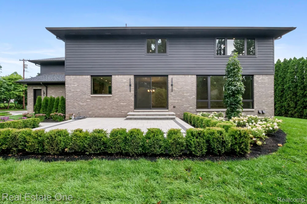 933 Robinhood Road Bloomfield Charter Township, MI 48304