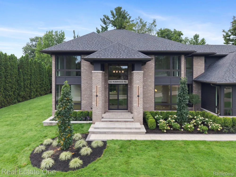 933 Robinhood Road Bloomfield Charter Township, MI 48304
