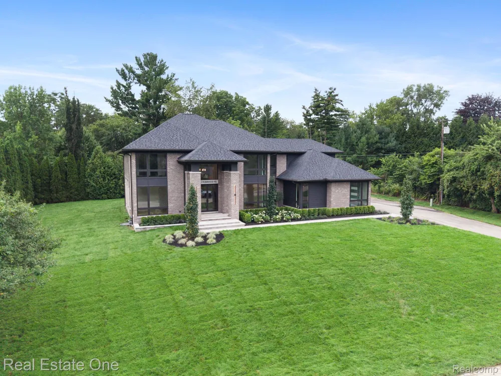 933 Robinhood Road Bloomfield Charter Township, MI 48304