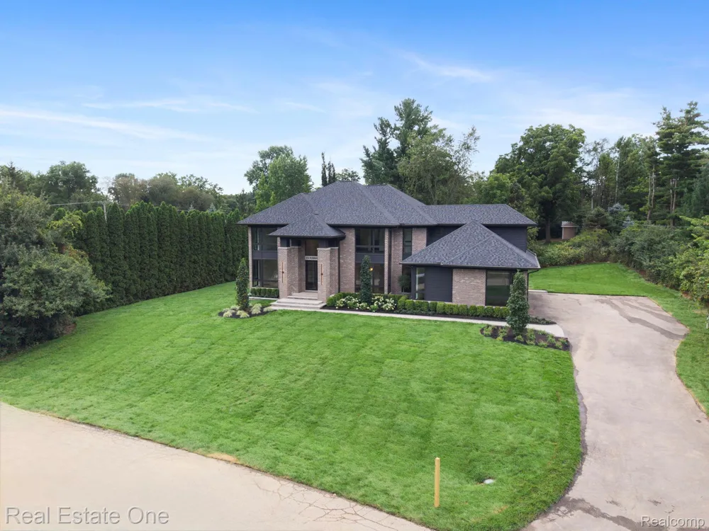 933 Robinhood Road Bloomfield Charter Township, MI 48304