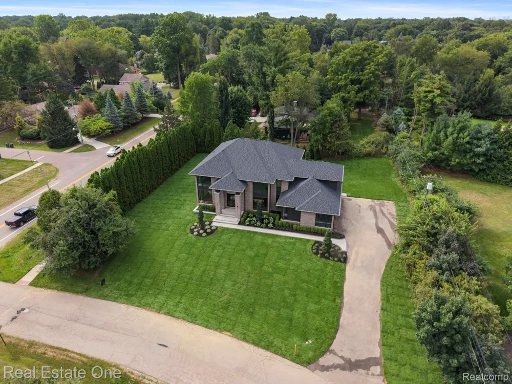 933 Robinhood Road Bloomfield Charter Township, MI 48304