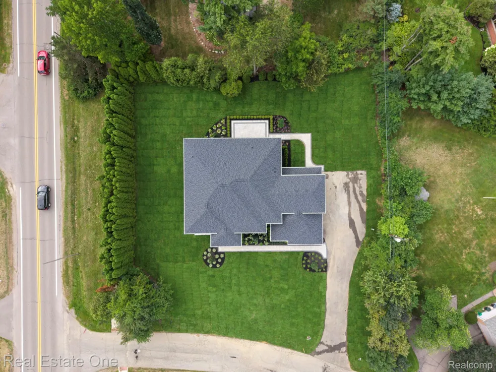 933 Robinhood Road Bloomfield Charter Township, MI 48304