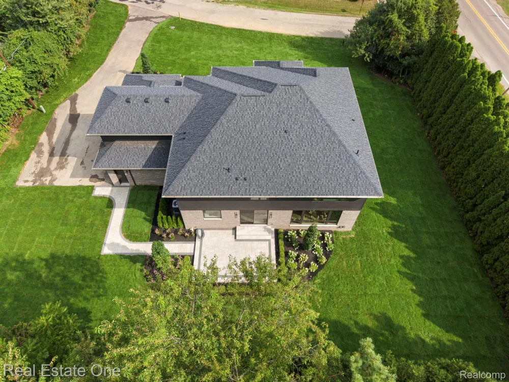 933 Robinhood Road Bloomfield Charter Township, MI 48304