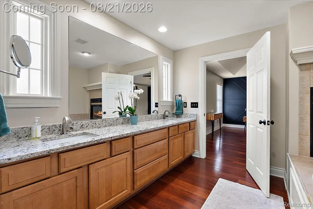 587 Bay Pointe Drive Oxford Village, MI 48371