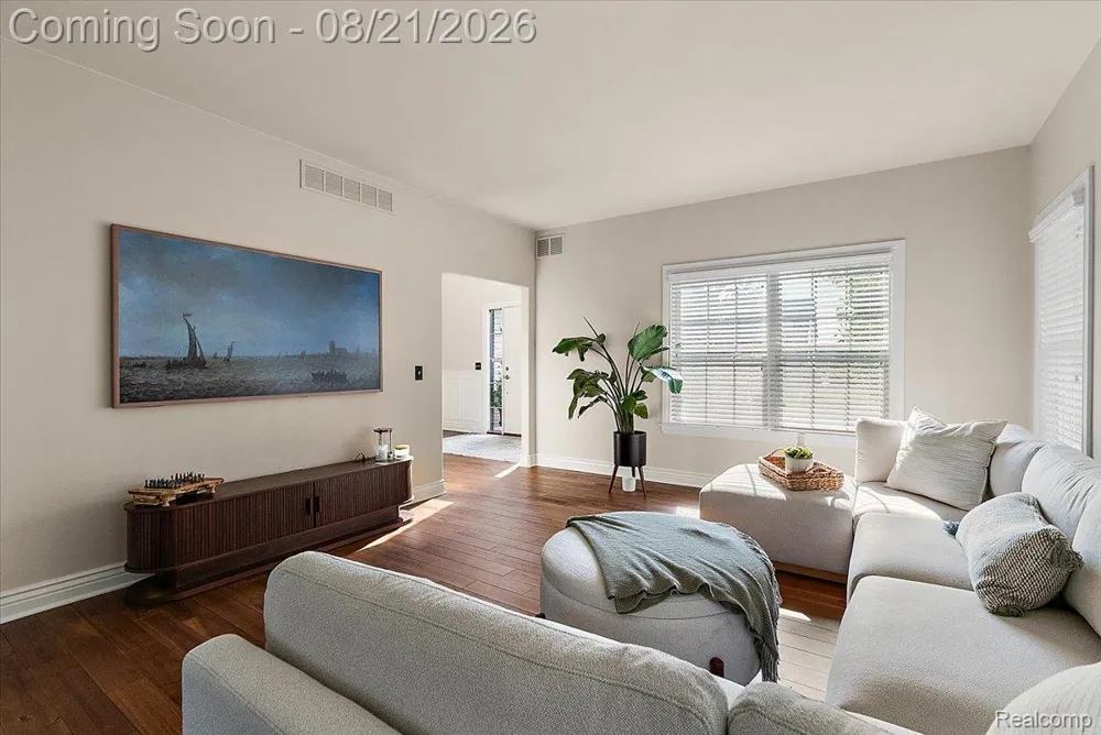587 Bay Pointe Drive Oxford Village, MI 48371