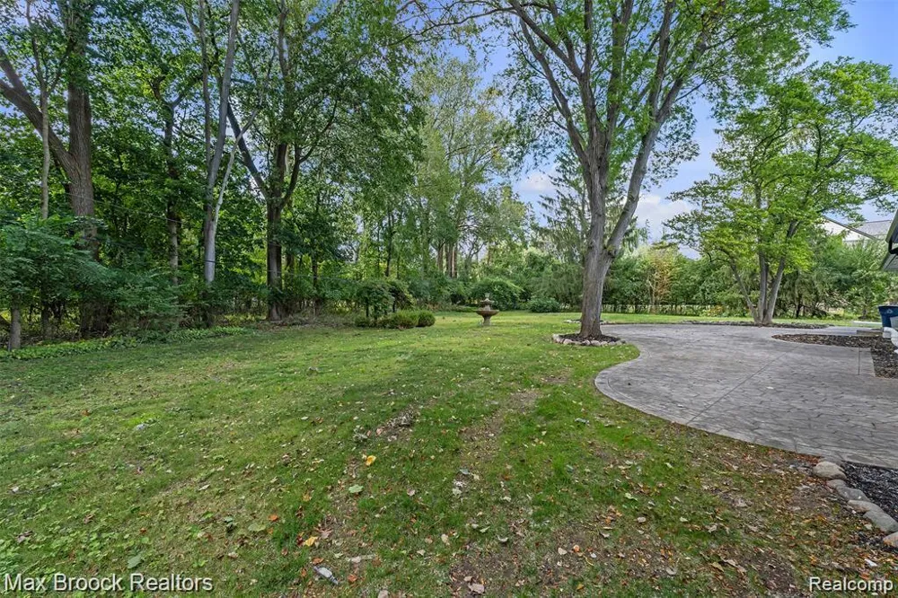 7244 Lahser Road Bloomfield Hills City, MI 48301
