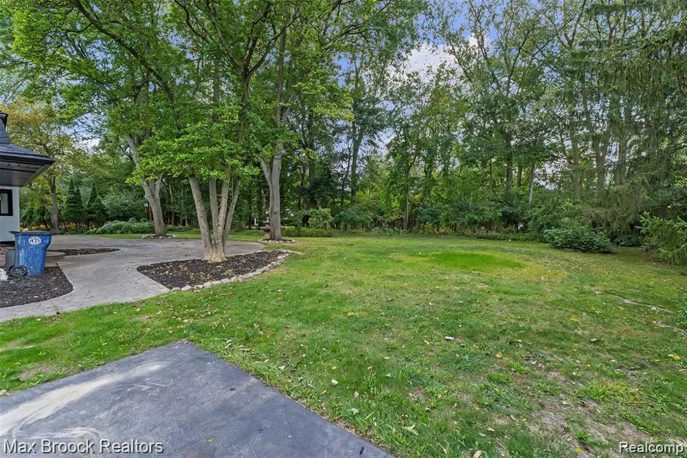 7244 Lahser Road Bloomfield Hills City, MI 48301