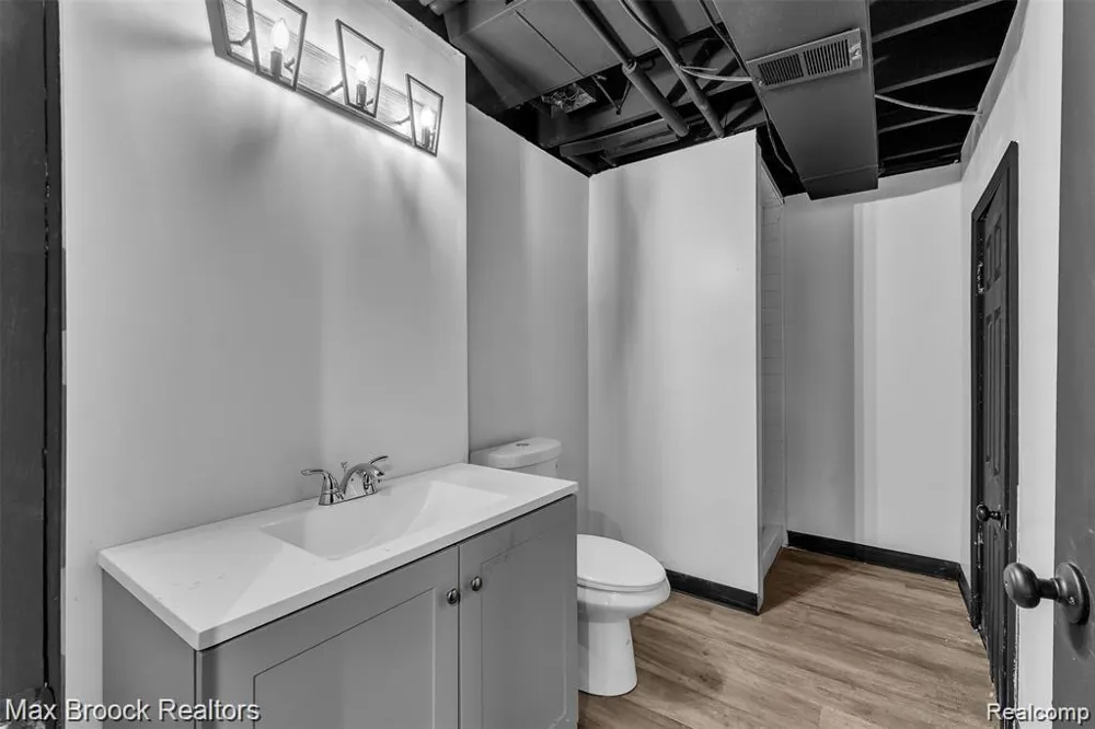 7244 Lahser Road Bloomfield Hills City, MI 48301