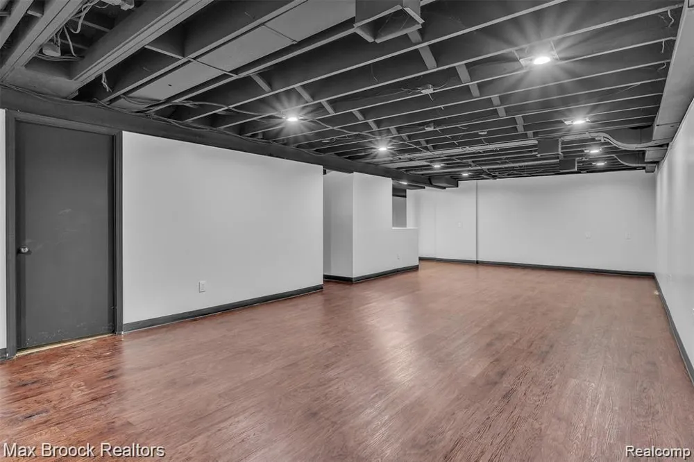 7244 Lahser Road Bloomfield Hills City, MI 48301