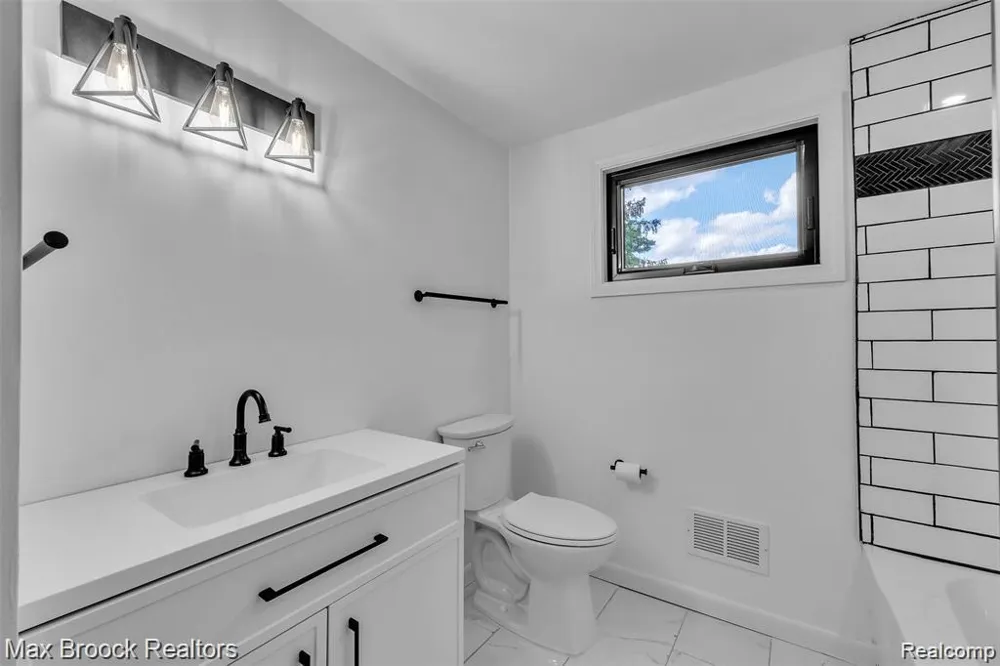 7244 Lahser Road Bloomfield Hills City, MI 48301