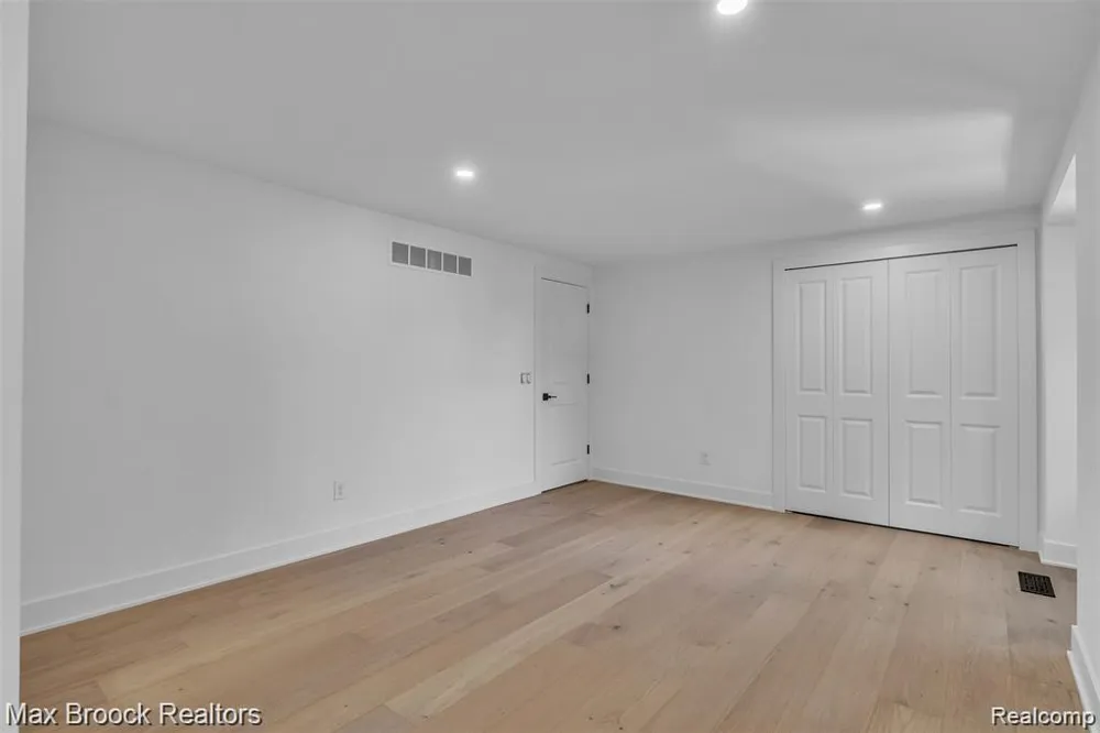 7244 Lahser Road Bloomfield Hills City, MI 48301