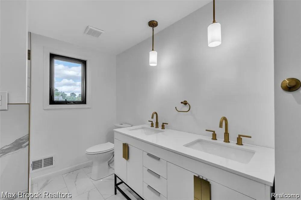 7244 Lahser Road Bloomfield Hills City, MI 48301