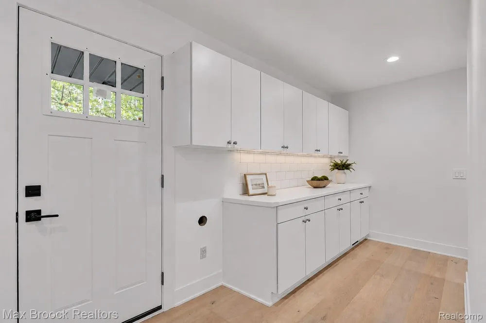 7244 Lahser Road Bloomfield Hills City, MI 48301