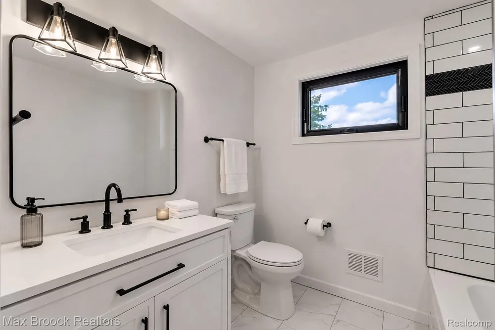 7244 Lahser Road Bloomfield Hills City, MI 48301