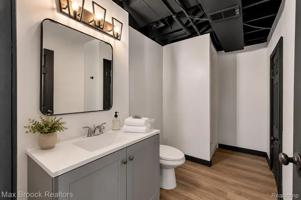 7244 Lahser Road Bloomfield Hills City, MI 48301