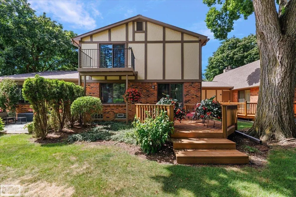 1995 Streamwood Drive Rochester Hills City, MI 48309