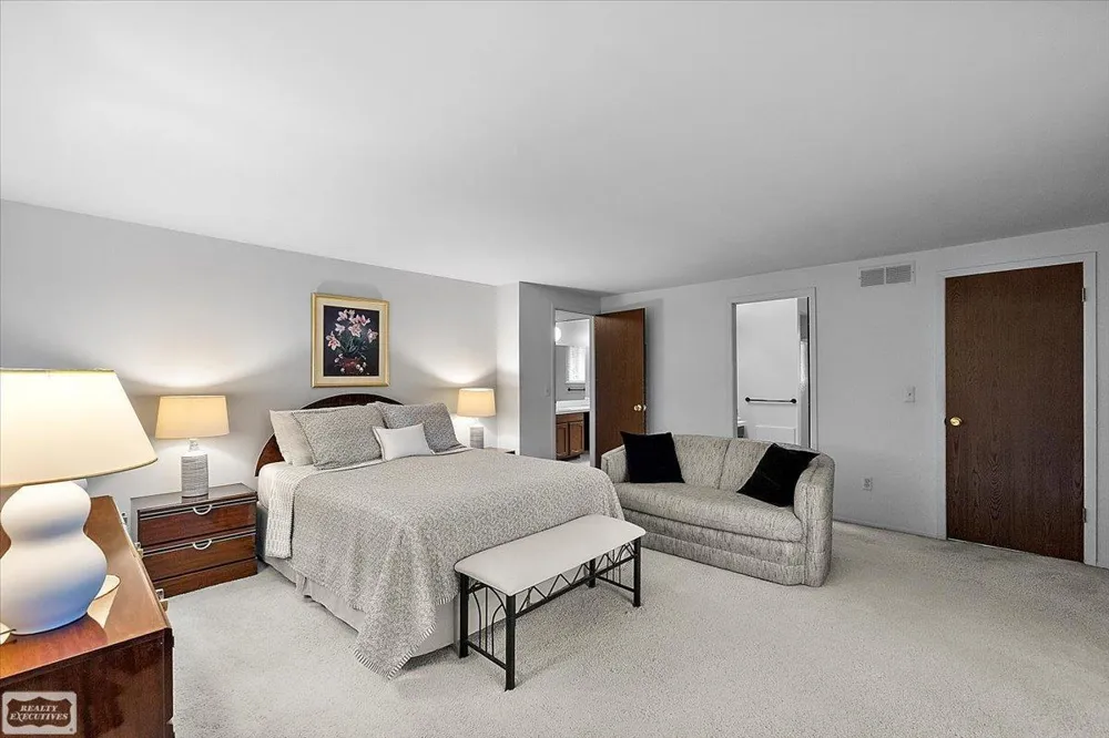 1995 Streamwood Drive Rochester Hills City, MI 48309