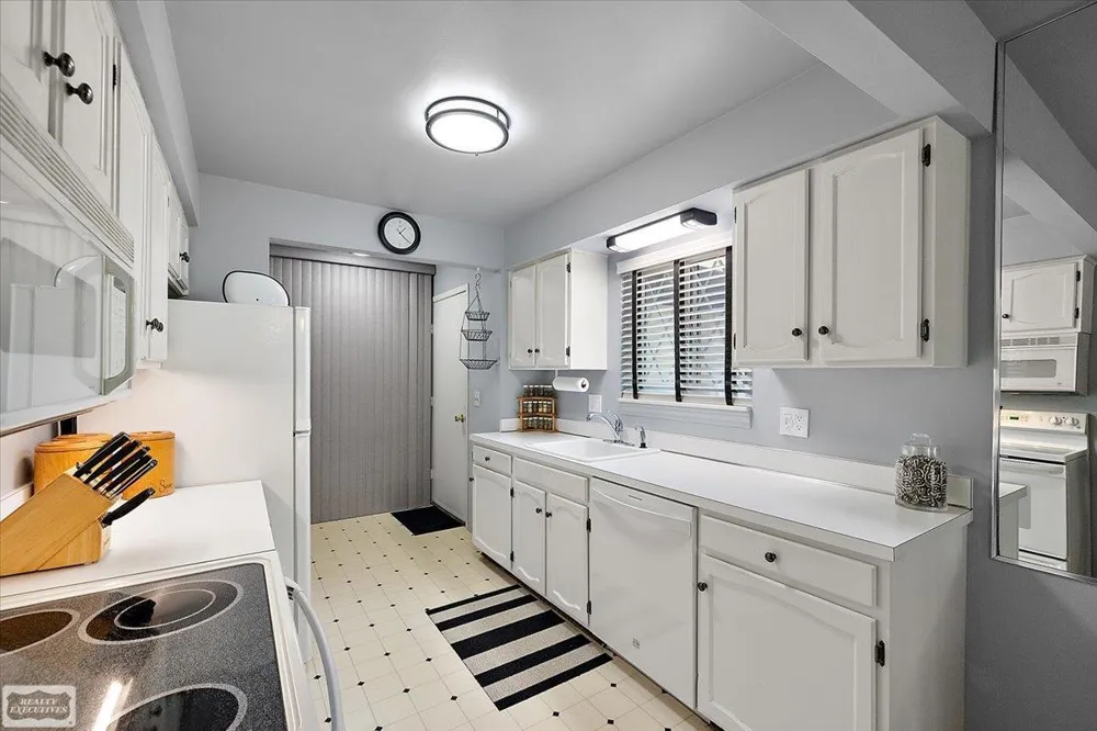 1995 Streamwood Drive Rochester Hills City, MI 48309