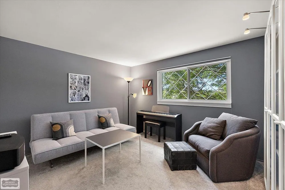 1995 Streamwood Drive Rochester Hills City, MI 48309