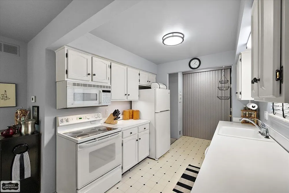 1995 Streamwood Drive Rochester Hills City, MI 48309