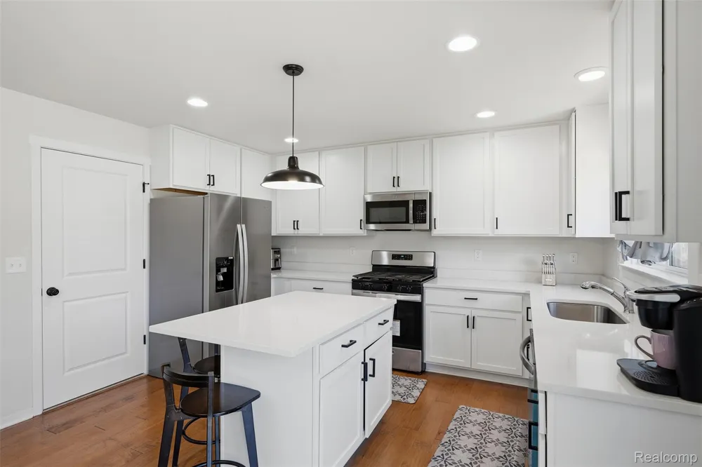 8760 Oak Ridge Trail Westland City, MI 48185