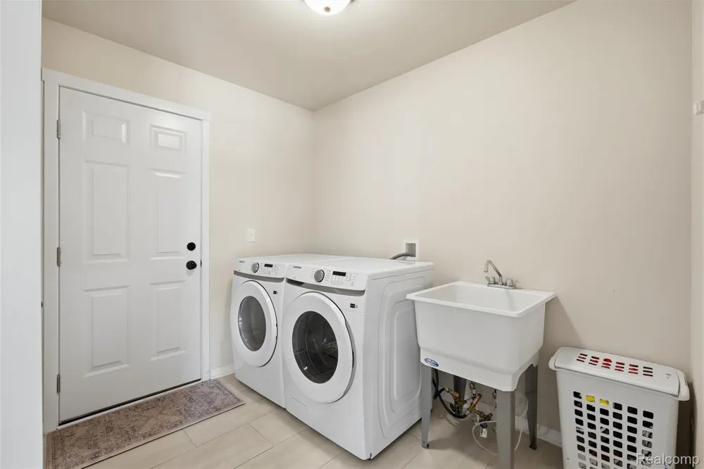8760 Oak Ridge Trail Westland City, MI 48185