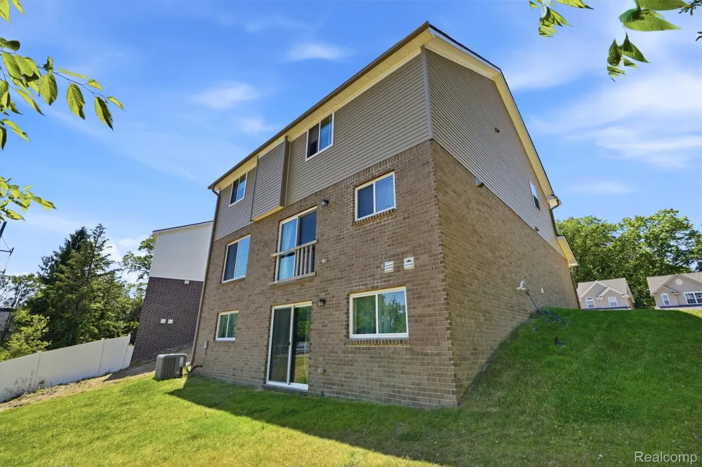 8760 Oak Ridge Trail Westland City, MI 48185