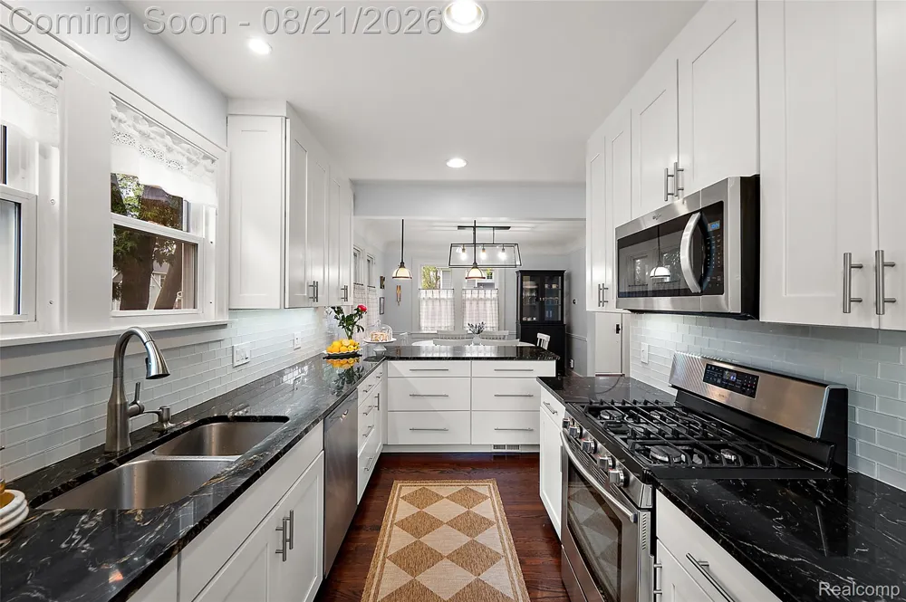 1368 Cedar Drive Birmingham City, MI 48009