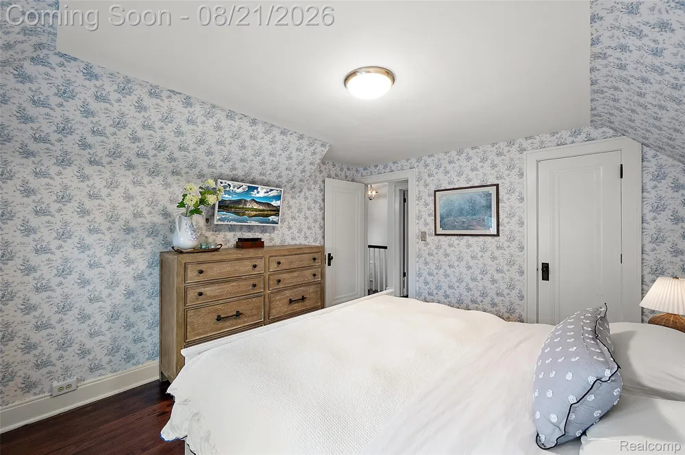 1368 Cedar Drive Birmingham City, MI 48009