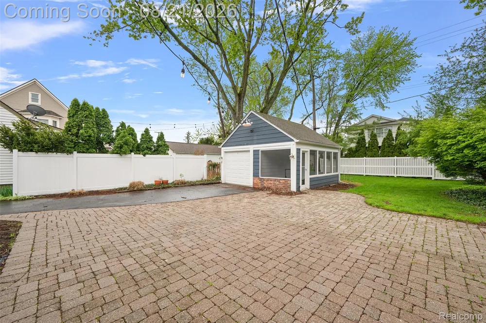 1368 Cedar Drive Birmingham City, MI 48009