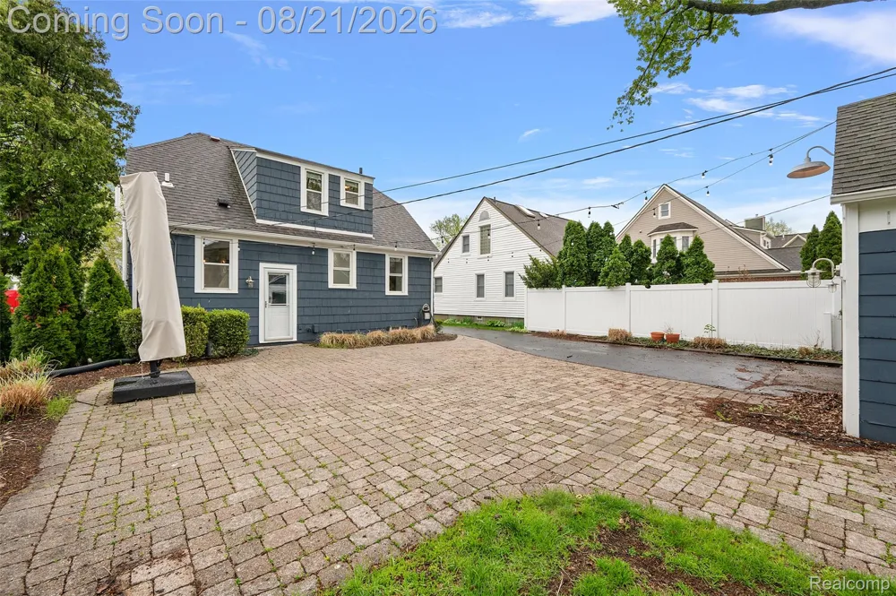 1368 Cedar Drive Birmingham City, MI 48009