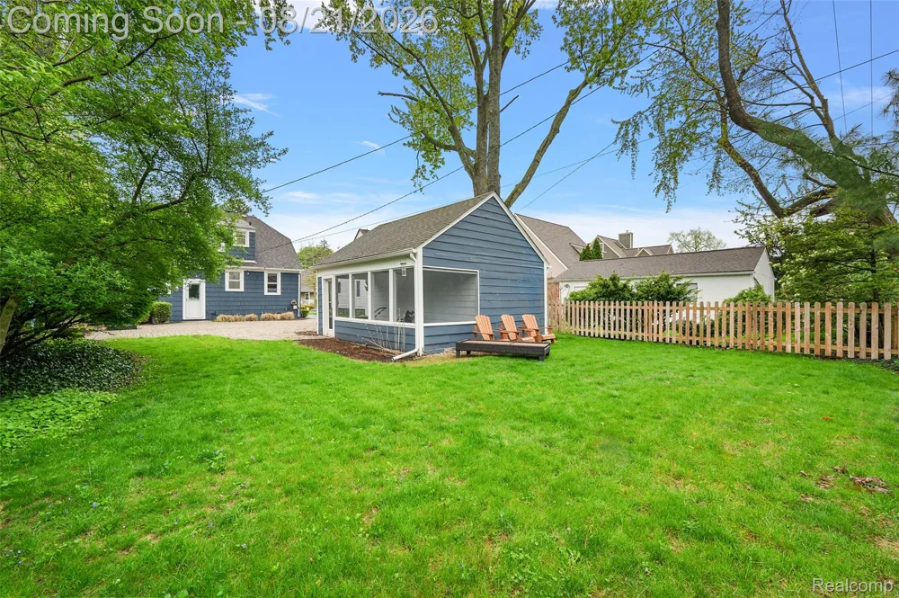 1368 Cedar Drive Birmingham City, MI 48009