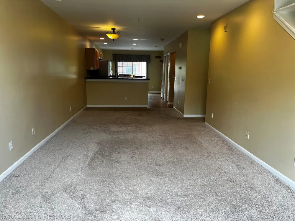 3177 Newbury Place Troy City, MI 48084