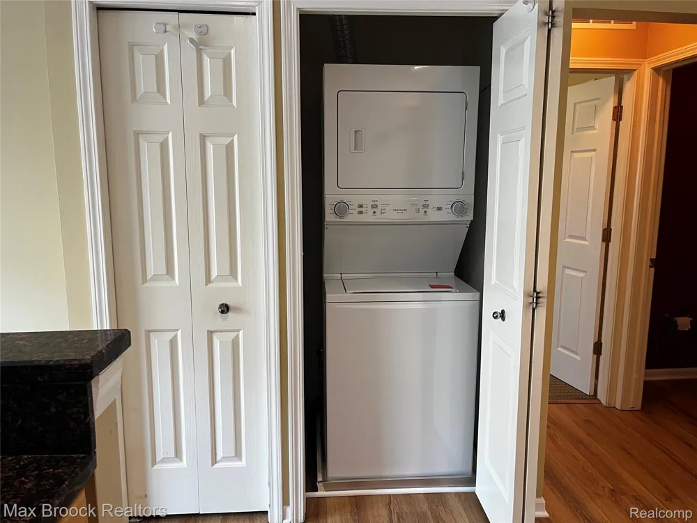 3177 Newbury Place Troy City, MI 48084
