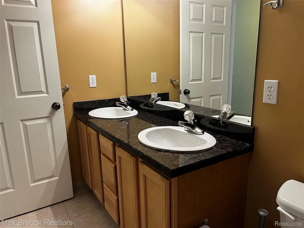 3177 Newbury Place Troy City, MI 48084