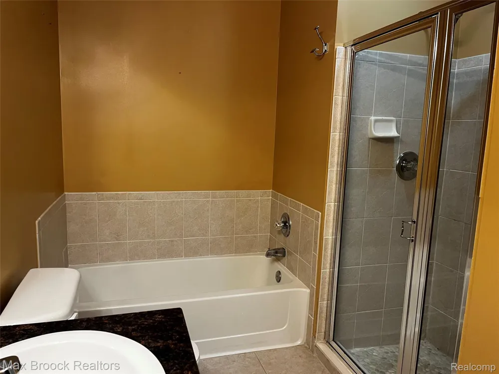 3177 Newbury Place Troy City, MI 48084