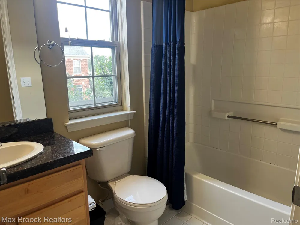 3177 Newbury Place Troy City, MI 48084