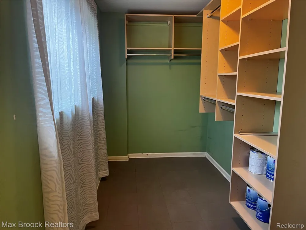 3177 Newbury Place Troy City, MI 48084