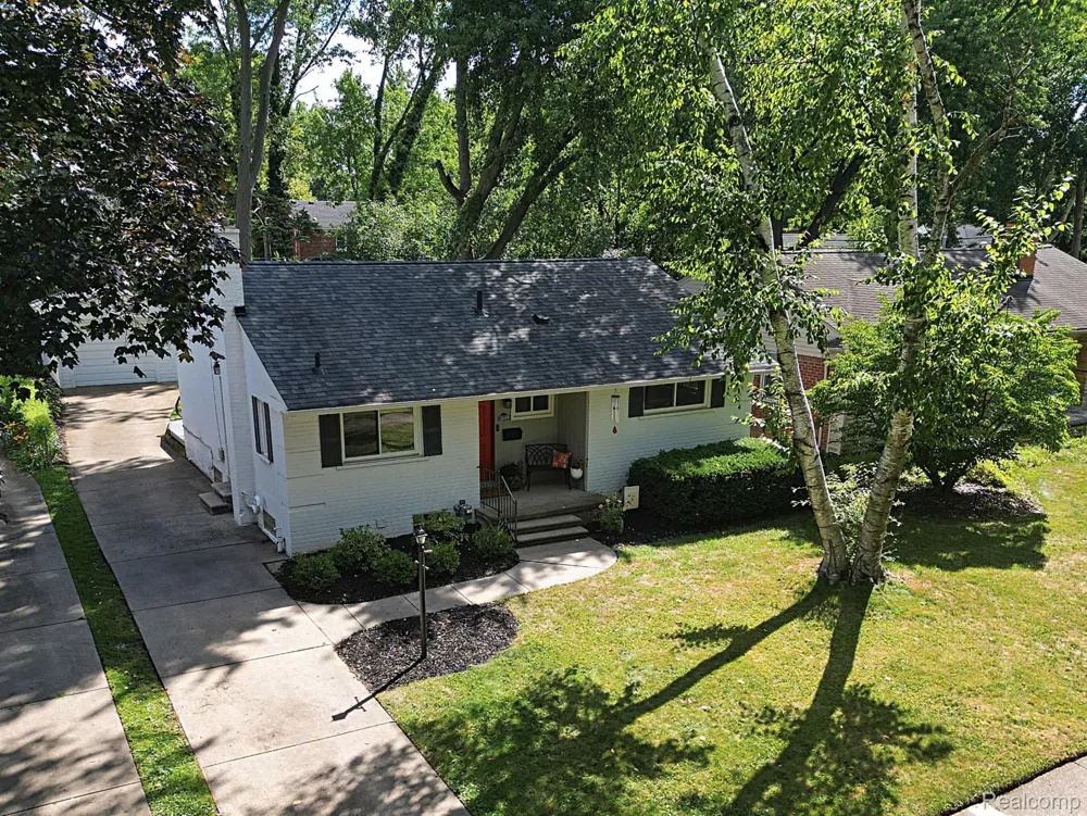15669 Buckingham Avenue Beverly Hills Village, MI 48025