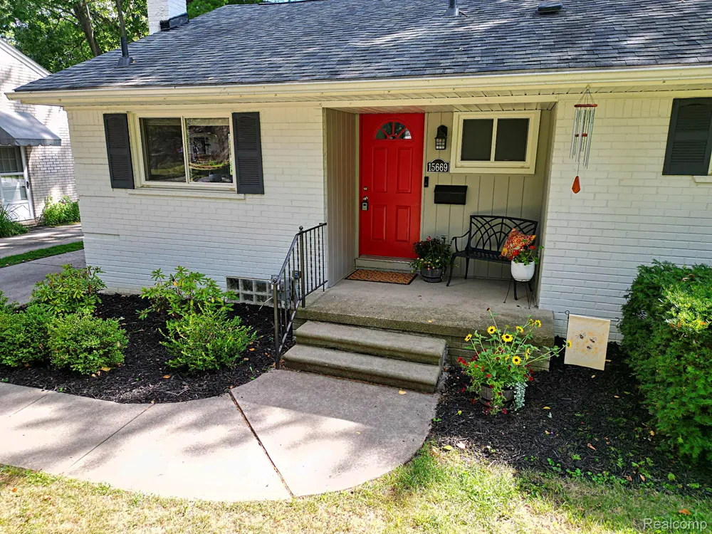 15669 Buckingham Avenue Beverly Hills Village, MI 48025