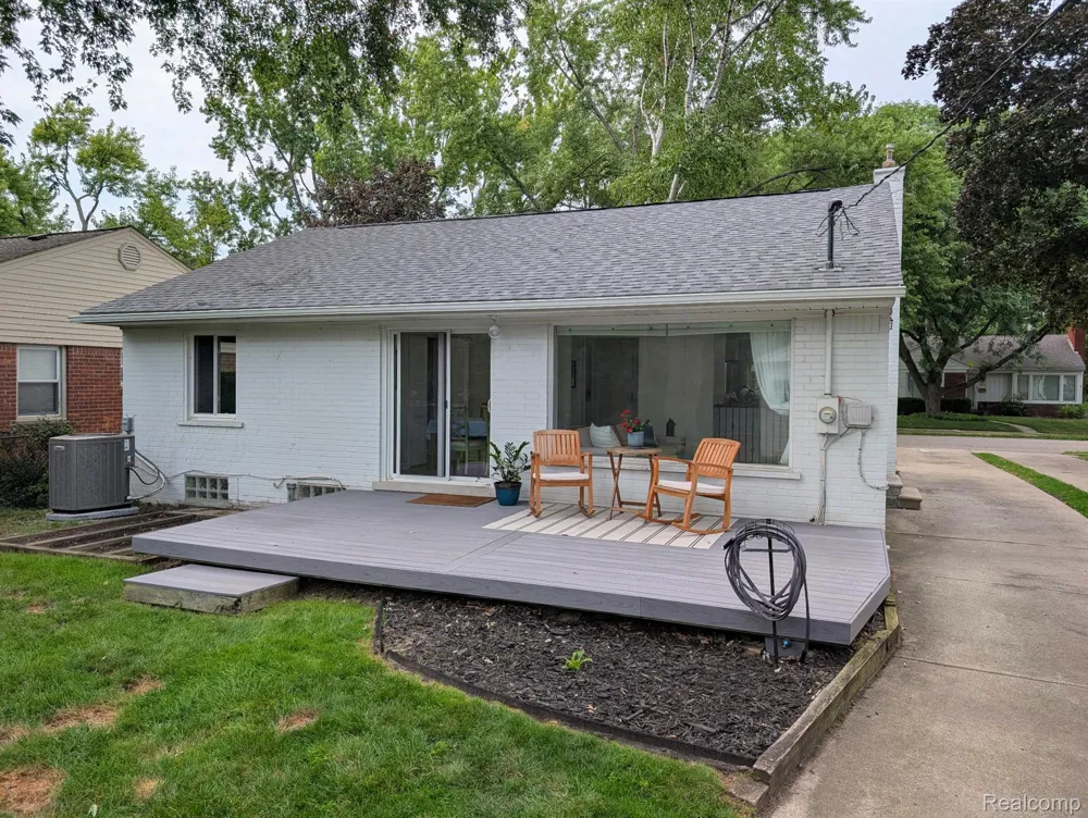 15669 Buckingham Avenue Beverly Hills Village, MI 48025