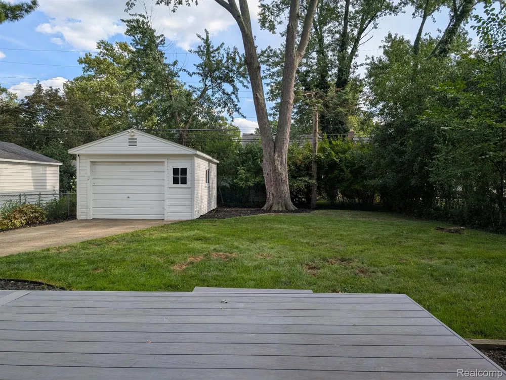 15669 Buckingham Avenue Beverly Hills Village, MI 48025