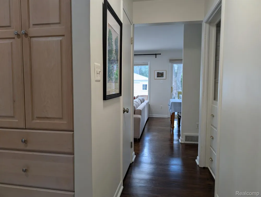 15669 Buckingham Avenue Beverly Hills Village, MI 48025