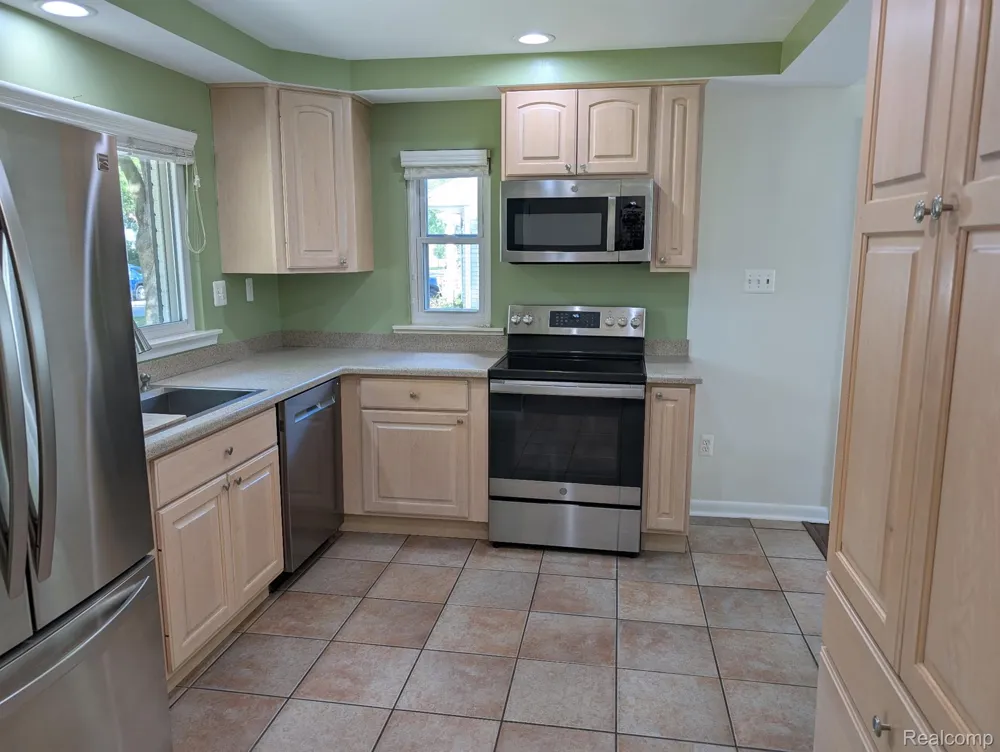 15669 Buckingham Avenue Beverly Hills Village, MI 48025